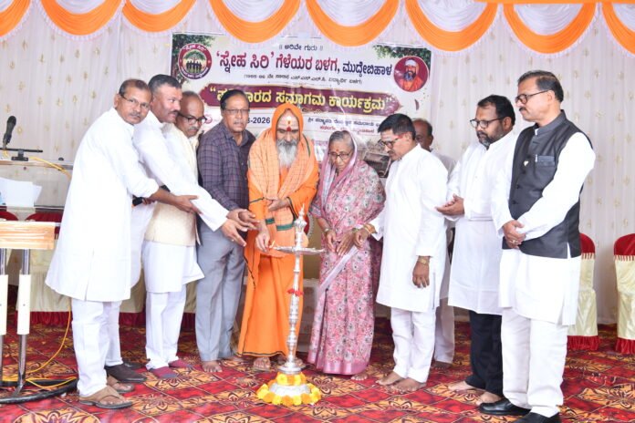 ಪರಿವಾರದ ಸಮಾಗಮ, ಪ್ರತಿಭಾ ಪುರಸ್ಕಾರ ಸಮಾರಂಭವನ್ನು ಜಯಸಿದ್ದೇಶ್ವರ ಶಿವಾಚಾರ್ಯರು ಜ್ಯೋತಿ ಬೆಳಗಿಸಿ ಉದ್ಘಾಟಿಸಿದರು. ಗಣ್ಯರು ಇದ್ದಾರೆ.